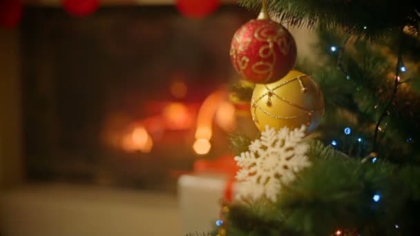 Närbild bild av vacker dekorerad julgran framför brinnande spis på house — Stockvideo