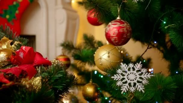 Primer plano de hermoso árbol de Navidad decorado con bolas de colores y copos de nieve — Vídeo de stock