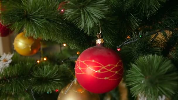 Schön geschmückter Weihnachtsbaum im Wohnzimmer — Stockvideo