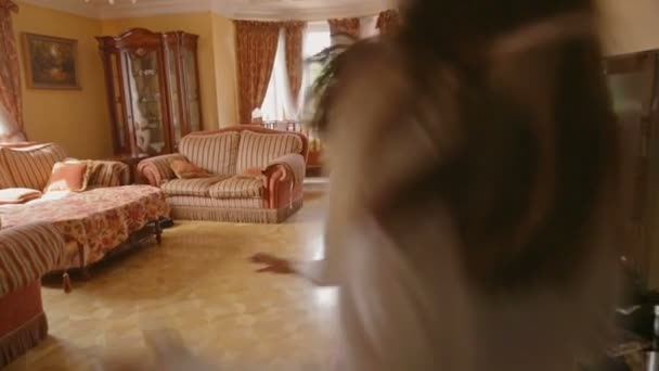 Dos chicas emocionadas corriendo a la sala de estar después de Navidad para abrir regalos — Vídeo de stock
