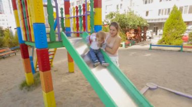 Bebek çocuk annesiyle slayt üzerinde sürme