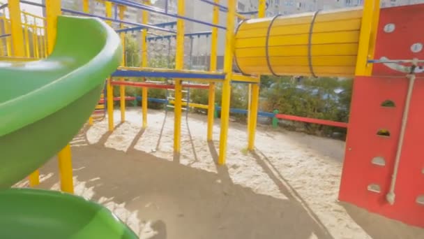 Câmera voando através de playground definido no jardim de infância jarda — Vídeo de Stock