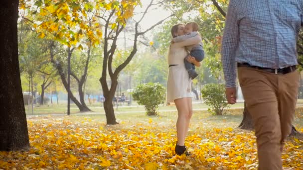 Irritado pai deixando esposa e bebê no parque após conflito familiar — Vídeo de Stock