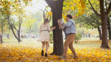 Mutlu anne bebek oğulları ile parkta oynarken ağır çekim görüntüleri