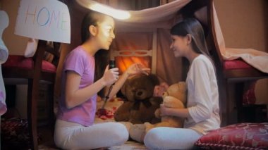 Geceleri hikayeler feneri ile anlatmaya pijama iki kız kardeş 4 k video