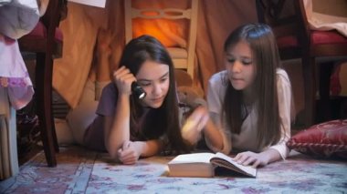 Peri masalı okuma pijama iki kız closeup çekim yatak odasında geceleri yaptırın.