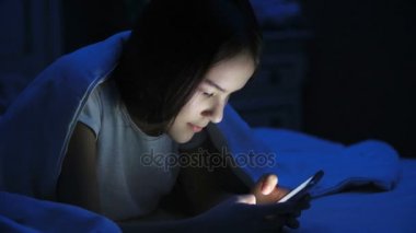 güzel genç kız gece sevgilisi cep telefonuna mesaj yazarak 4 k görüntüleri
