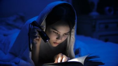 4 k görüntüleri genç kızın geceleri korkutucu kitap okuma