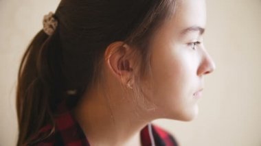 Onun kulaklarında kulaklık koyarak üzgün genç kız closeup ağır çekim görüntüleri