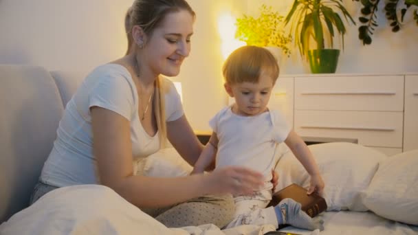 Madre con niño pequeño usando tableta antes de ir a dormir — Vídeos de Stock