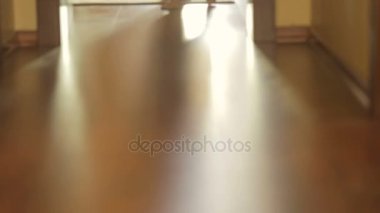 Genç anne bebek oğlu evde yürümeyi öğretim closeup