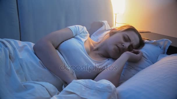 Fiatal nő alszik szakította meg rémálom. Nő izgatottan felébred rossz álom — Stock videók