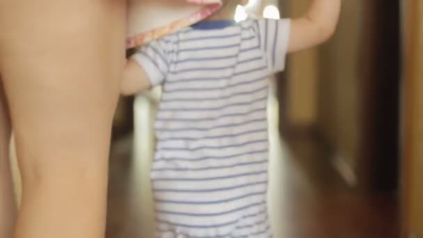 Bébé garçon marche avec sa mère à la maison — Video