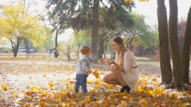 İlk annesi sonbahar park yapma şirin bebek çocuk ağır çekim görüntüleri