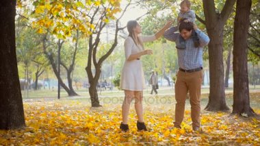 Babalar omuzlarında oturan ve aile ile vakit Park'ta sahip zevk şirin bebek çocuk