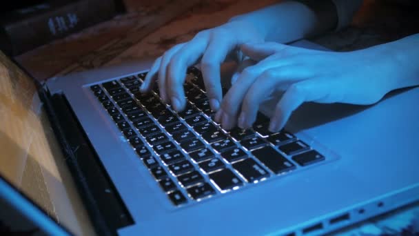 Imagens de close-up 4k de criança usando laptop à noite — Vídeo de Stock