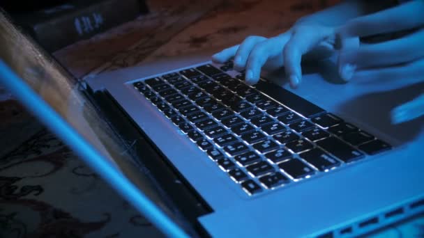 Gros plan dolly shot mains dactylographier message sur clavier d'ordinateur portable à la fin de la nuit — Video