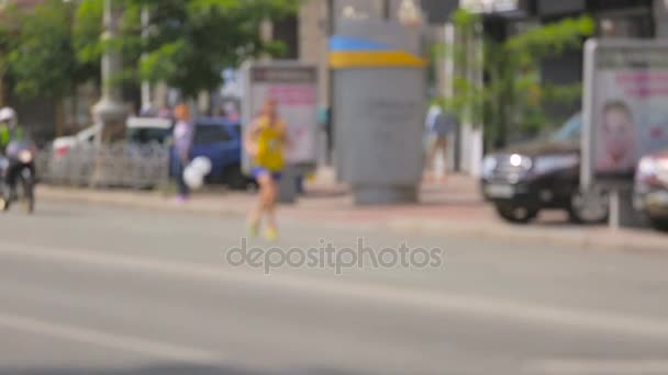 Colpo sfocato di sportivo stanco che corre per strada alla maratona cittadina — Video Stock