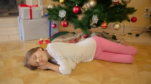 Mutter schenkt ihrem Mädchen, das im Wohnzimmer auf dem Fußboden eingeschlafen ist, ein Weihnachtsgeschenk — Stockvideo