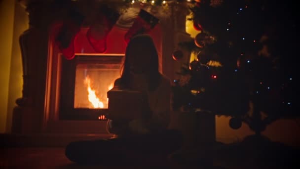 Dolly zoom heyecanlı 10 yıl yaşlı kız Noel hediyesi açılış çekimde — Stok video
