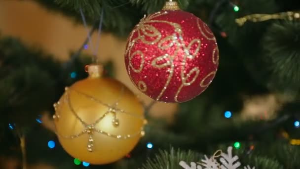 カラフルなつまらないものとライトとクリスマス ツリーの周りステディカム ショット — ストック動画