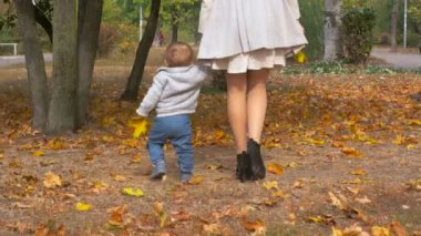 şirin bebek çocuk anneler holding el ve Park'ta yürüyüş 4 k görüntüleri