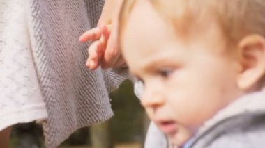 Şirin Bebek Çocuk Parkı'nda anneler elini tutarak closeup ağır çekim görüntüleri