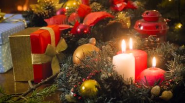Güzel 4k hediyeler, baubles, çelenk ve yazma ile dekore edilmiş Noel masa görüntülerini masaya mumlar.