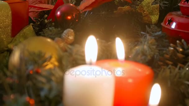 4k vídeo do controle deslizante da bela coroa de flores de abeto de mesa de Natal decorada e velas em chamas — Vídeo de Stock