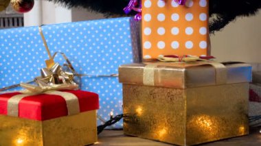 Dolly atış parlayan Noel ışıklar, dekorasyon ve renkli baubles