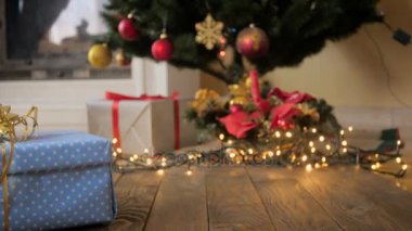 Dolly atış el oturma odası, ahşap zemin üzerinde Noel hediye kutuları koyarak