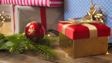 Hediye kutuları, renkli baubles ve ışıkların altında Noel ağacı oturma odası, closeup dolly 4k video