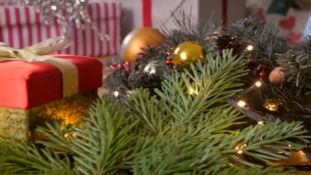 4k Filmmaterial, wie die Kamera entlang der leuchtenden Weihnachtsbeleuchtung auf dem geschmückten Tisch gleitet — Stockvideo