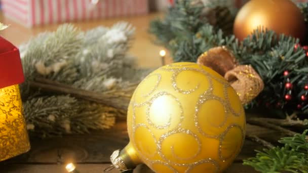 Bunte Christbaumkugeln, geschmückter Weihnachtsbaum und Zahlen für 2018 auf Holztisch — Stockvideo