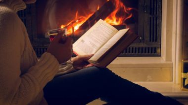 Portre resim çay içme ve kitap okuma genç kadının tonda