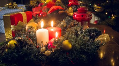 Advent çelenk oturma odasında üç yanan mum