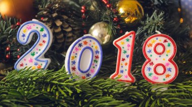 Closeup 2018 görüntüsünü yeni yıl mum Noel çelenk tonda