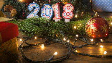 Güzel 2018 yeni yıl arka plan. Noel süsleri ve cand