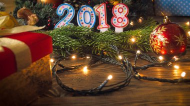 Işıklar, hediyeler ve Chris yanında 2018 sayılar closeup görüntü