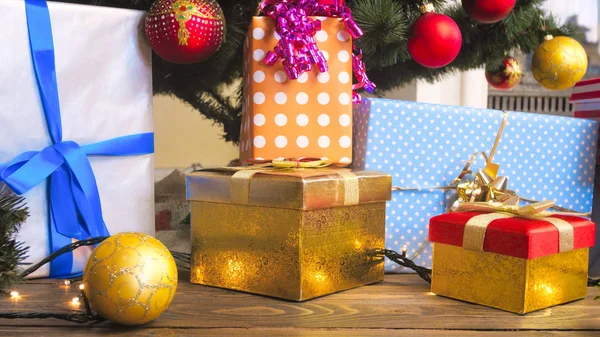 包装紙・でカラフルなつまらないもののクリスマス ギフト ボックス — ストック写真
