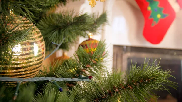 Nahaufnahme Bild der schönen goldenen Christbaumkugel hängt an Weihnachten tr — Stockfoto