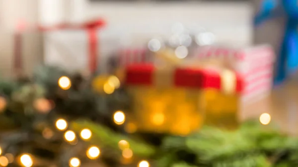 Imagen abstracta desenfocada de regalos de Navidad, luces y adornos —  Fotos de Stock