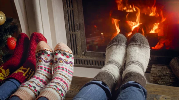 Imagen de primer plano de los padres con niño usando calcetines de lana relajante — Foto de Stock