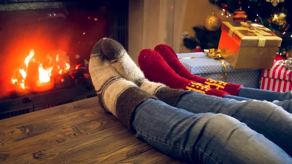 Detailní snímky rodinných nohou ve vlněných ponožek ležící na dřevěné kartu — Stock fotografie