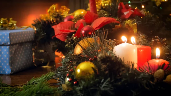 Fondo de vacaciones de invierno. Velas de Navidad encendidas en el advenimiento — Foto de Stock