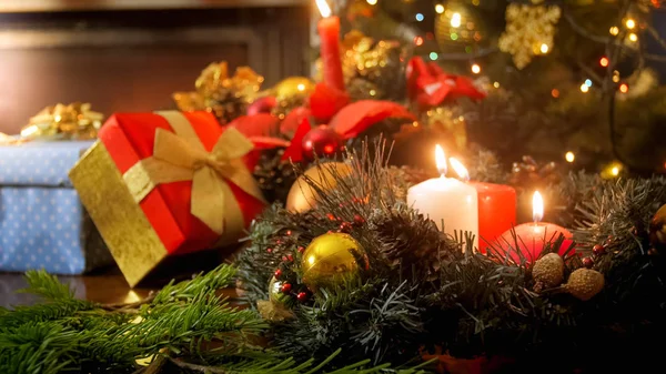 テーブルの上の美しいクリスマスの装飾。W の完璧な背景 — ストック写真