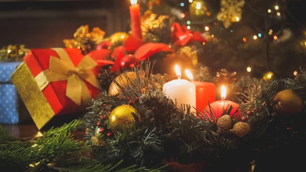 Hermoso fondo de Navidad con mesa decorada tradicional — Foto de Stock