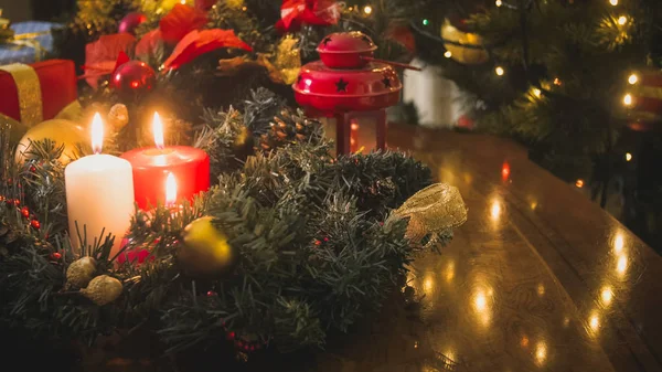 Advent wreatch på bord med brinnande ljus bredvid inredda C — Stockfoto