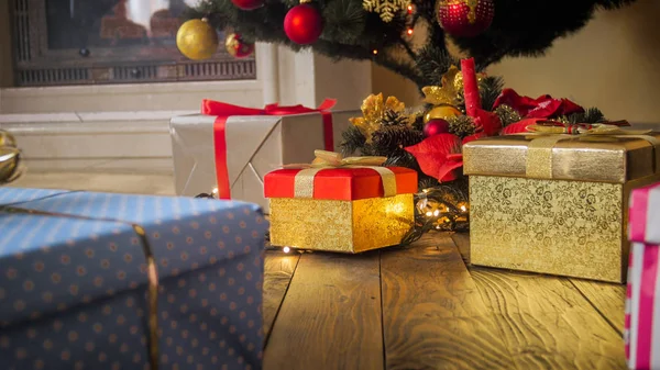 Schöne Weihnachtshintergrund mit Geschenken, Weihnachtsbaum und fi — Stockfoto