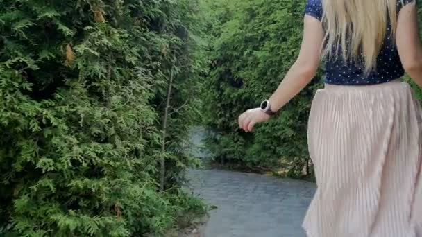 Slow motion video av elegant ung kvinna körs bort från kameran på park — Stockvideo